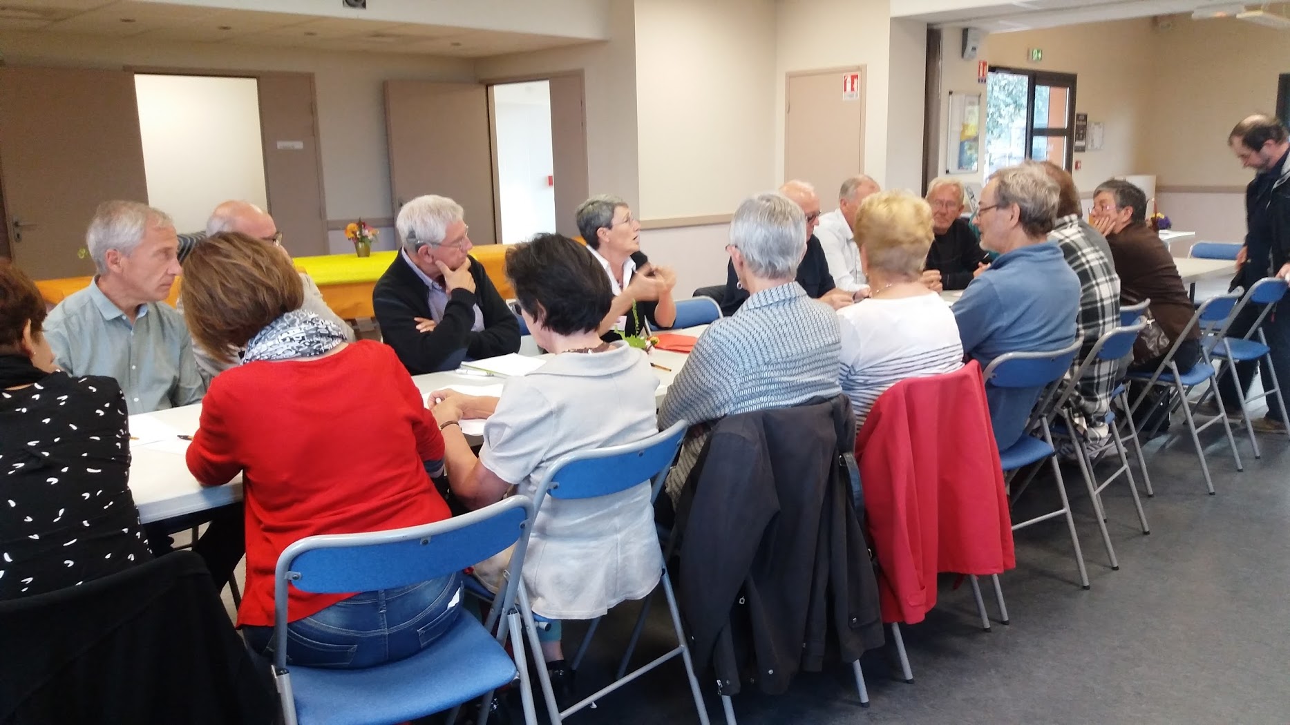 vue de l assistance au café débat du 28 septembre