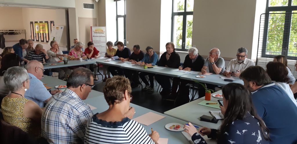 public du café débat du 24 mai